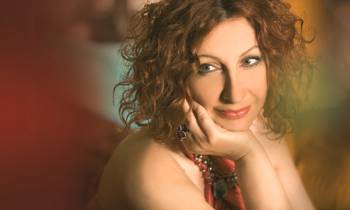 Η Αφεντούλα Ραζέλη στην "Ε": "Νομίζω ότι γεννήθηκα με τη μουσική"