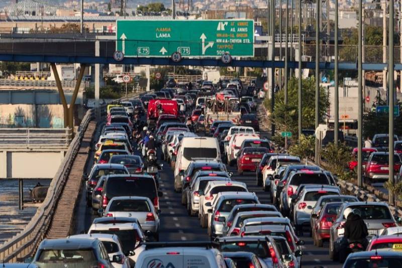 Αυξημένα μέτρα της Τροχαίας και απαγόρευση φορτηγών έως την Καθαρά Δευτέρα