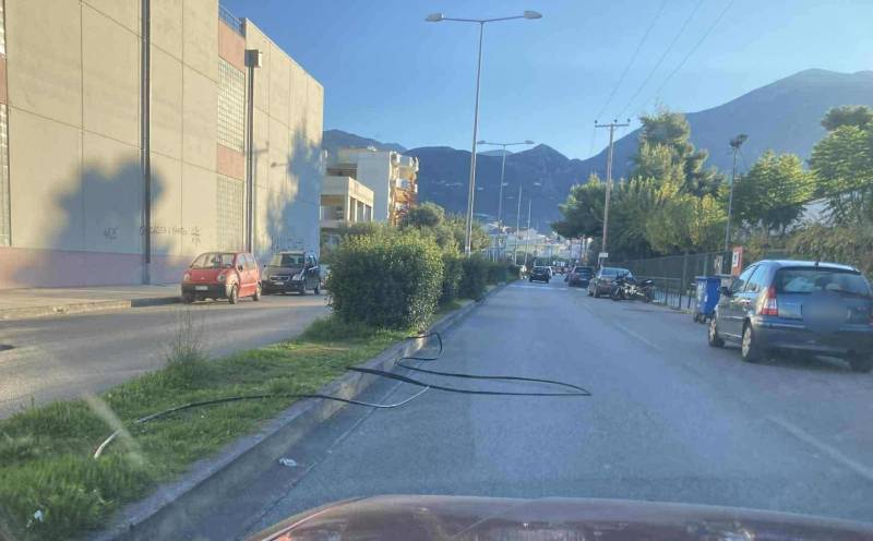 Καλαμάτα: Κίνδυνος για οδηγούς από εκτεθειμένους σωλήνες άρδευσης στη Βασ. Γεωργίου