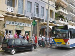 Μαθήματα πολιτισμού από Αγγλους τουρίστες στην Καλαμάτα
