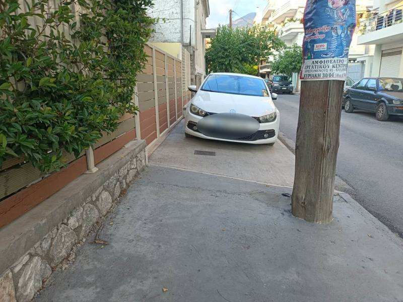 Παρκάρουν πάνω στα πεζοδρόμια