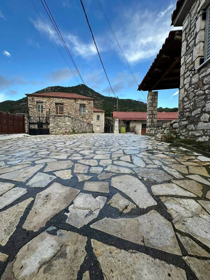 “Τα Γεράκια” στο χωριό Κόκκινο