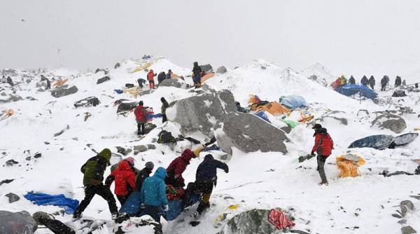 4 συγκλονιστικά βίντεο από τη φονική χιονοστιβάδα στο Έβερεστ