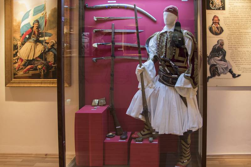 Αυθεντικός οπλισμός του 1821 στο Στρατιωτικό Μουσείο Καλαμάτας