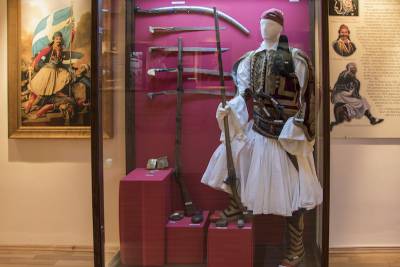 Αυθεντικός οπλισμός του 1821 στο Στρατιωτικό Μουσείο Καλαμάτας