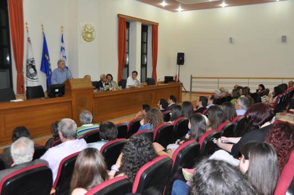 Τιμήθηκαν για το συγγραφικό τους έργο Κουμάντος, Ζερβής και Μπιτσάνης σε εκδήλωση για τη "δύσκολη Δημοκρατία"