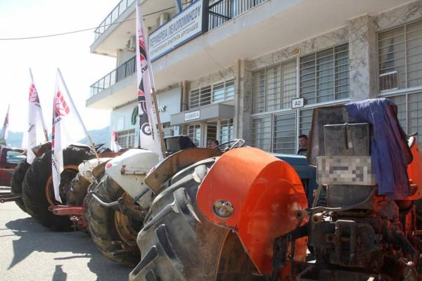 Ζεσταίνουν τα τρακτέρ τους οι αγροτοκτηνοτρόφοι στην Αρκαδία