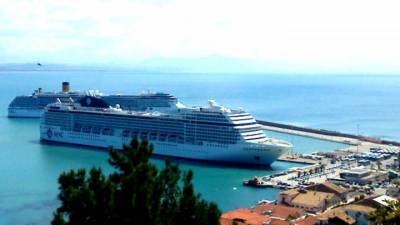 Πύργος: Περισσότεροι από 5.000 επιβάτες κρουαζιερόπλοιων αποβιβάστηκαν σήμερα στο λιμάνι του Κατάκολου, σύμφωνα με τον δήμο