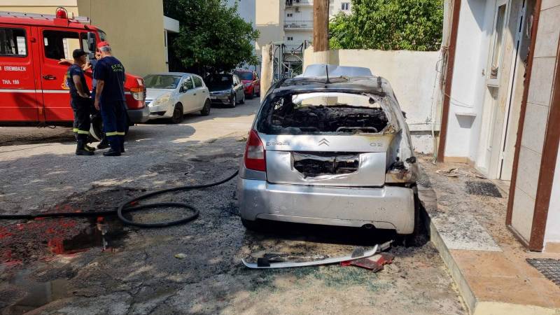 Καλαμάτα: Αυτοκίνητο τυλίχθηκε στις φλόγες στην πλατεία Ελευθερίας