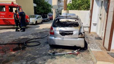 Καλαμάτα: Αυτοκίνητο τυλίχθηκε στις φλόγες στην πλατεία Ελευθερίας