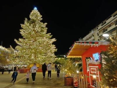 Καλαμάτα: Ανανεωμένη η «Πλατεία των Ευχών» - Η δράση που &quot;μεταμόρφωσε&quot; το εορταστικό προφίλ του κέντρου
