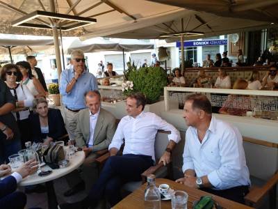 Για καφέ στην κεντρική πλατεία Καλαμάτας ο πρωθυπουργός Κυρ. Μητσοτάκης (βίντεο)