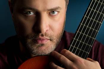 Ο κιθαρίστας Π. Μάργαρης στην "Ε": Η επικοινωνία κοινού και καλλιτέχνη είναι άκρως "ερωτική" και φορτισμένη