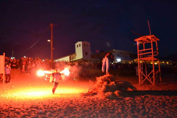 Πλήθος κόσμου στο κάψιμο του Ιούδα στο Καλό Νερό (φωτογραφίες)