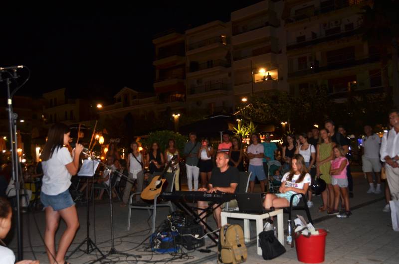 Νεανικές χορωδίες στο λιμάνι της Καλαμάτας