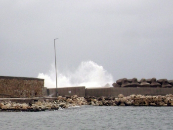 Στο έλεος των κυμάτων, για άλλη μια φορά, το λιμάνι της Κυπαρισσίας