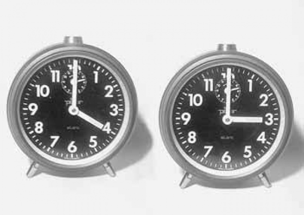 Μια ώρα πίσω τα ρολόγια την Κυριακή