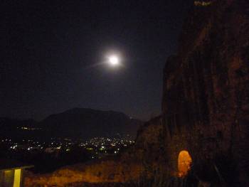 Θερινό σινεμά στο Κάστρο Καλαμάτας κάτω από την Αυγουστιάτικη Πανσέληνο