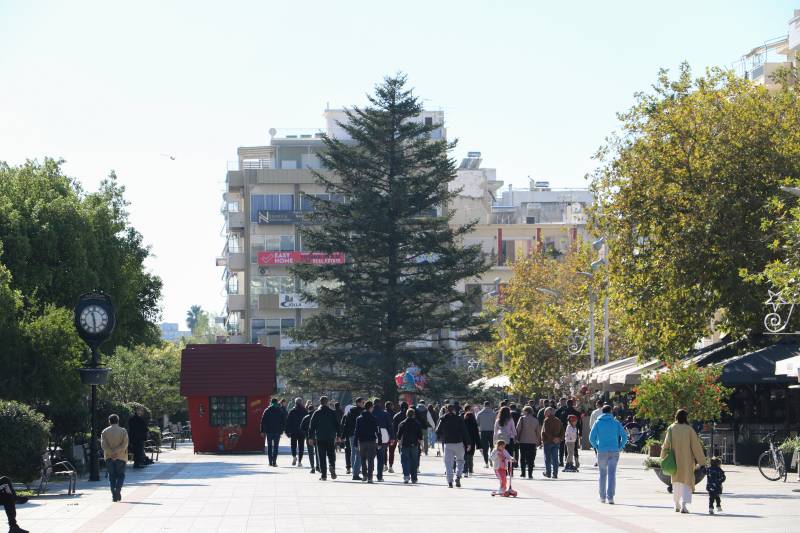 Καλαμάτα: Την Κυριακή η τοποθέτηση του Χριστουγεννιάτικου δέντρου στην κεντρική πλατεία - Φυσικό δέντρο και στην 23ης