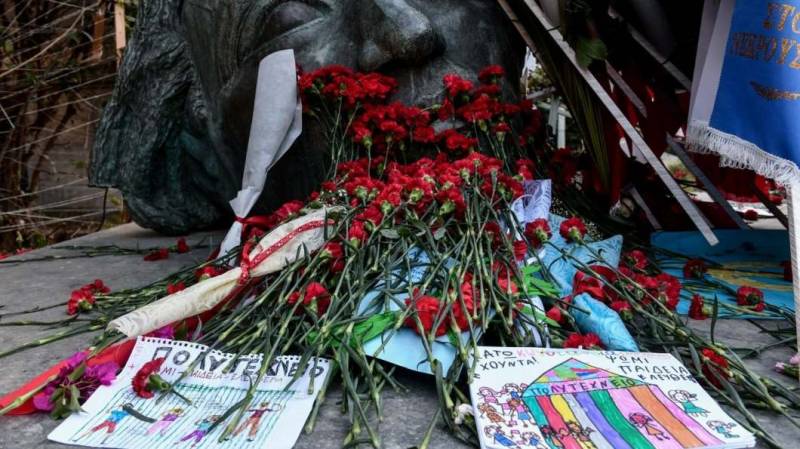 «Κόβεται» ο εορτασμός του Πολυτεχνείου σε δημοτικά και νηπιαγωγεία – Αντιδρά η ΔΟΕ