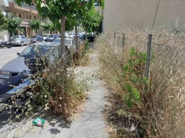 Αδιάβατο πεζοδρόμιο στη Ρουμελιώτου