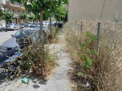 Αδιάβατο πεζοδρόμιο στη Ρουμελιώτου