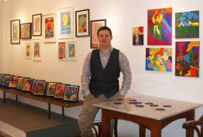 Ένας 25χρονος ζωγράφος με σύνδρομο Down μιλάει για όσα τον εμπνέουν - «Νιώθω ασφαλής όταν ζωγραφίζω»