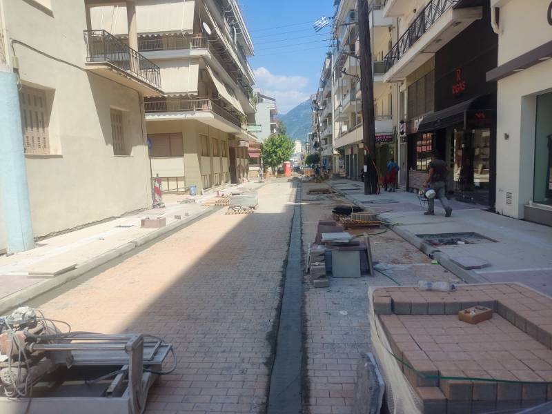 Αναπλάσεις στο κέντρο της Καλαμάτας: Τρέχουν για να δοθούν οι δρόμοι στην κυκλοφορία