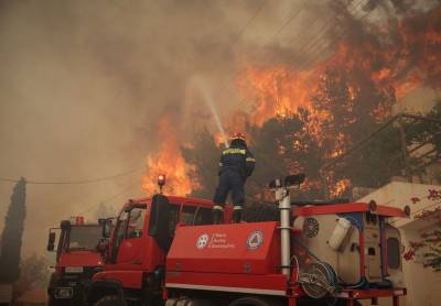 Δύσκολη κατάσταση από την πυρκαγιά σε Ανω Γλυφάδα και Πανόραμα Βούλας - Καίγονται σπίτια! (βίντεο)