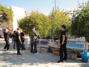 Τρόφιμα σε Ελληνες από τη Χρυσή Αυγή