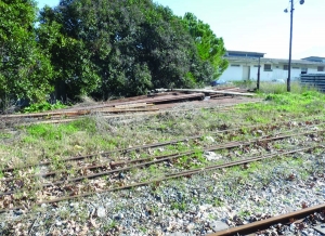 Παρά τις συνεχείς κλοπές: Αφύλακτο το τροχαίο υλικό στο σταθμό του Ασπροχώματος