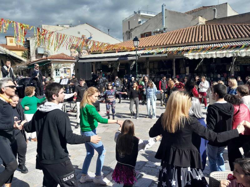 Oι Καλαματιανοί τιμούν την Τσικνοπέμπτη - Ψητά εδέσματα, χορός και κέφι (φωτογραφίες)