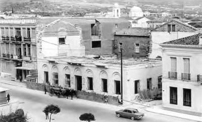 Κατεδαφίζοντας την ιστορία