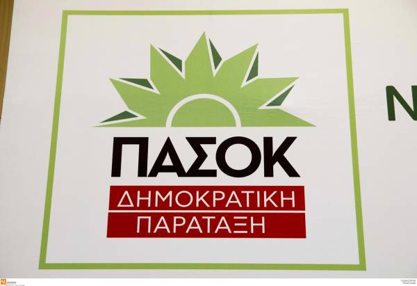 Το ΠΑΣΟΚ κατηγορεί Βαρουφάκη ότι "έπαιξε την Ελλάδα στα ζάρια"