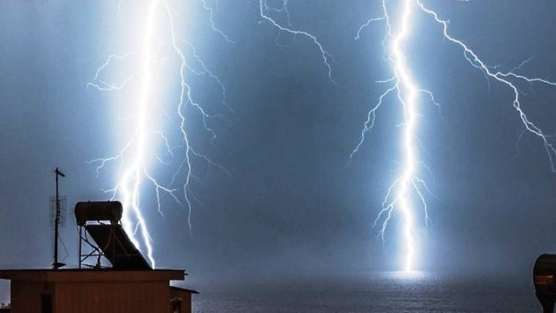 Ισχυρές βροχοπτώσεις και κεραυνοί στην Αττική από την κακοκαιρία Elias - Συναγερμός σε Φωκίδα, Εύβοια, Φθιώτιδα, Αχαΐα (βίντεο)