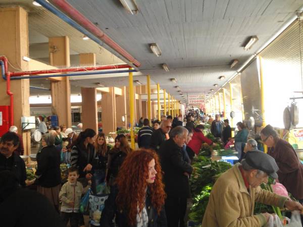 Κοσμοσυρροή στη λαϊκή της Καλαμάτας