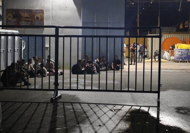 60 μετανάστες και πρόσφυγες στην Καλαμάτα - "Λουκέτο" στις αποθήκες του λιμανιού προανήγγειλε ο Αθανασόπουλος (βίντεο)
