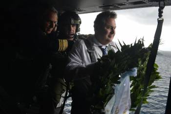 Στεφάνι από ελικόπτερο έριξε στα Ιμια ο Παν. Καμμένος