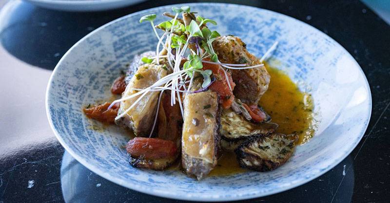 Κατσικίσια παϊδάκια με ψητή κυδωνάτη σελινόριζα (βίντεο)