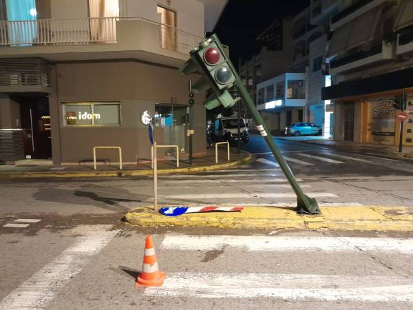 Καλαμάτα: "Γκρέμισαν" το φανάρι σε κεντρική διαστάυρωση