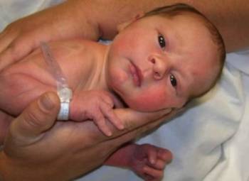 "Μην ενοχλείτε! Ενας άνθρωπος γεννιέται"