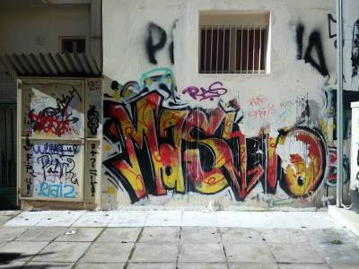 Μουντζούρες στους τοίχους της Καλαμάτας