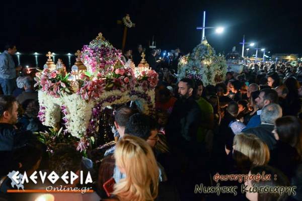 Εντυπωσιακή η συνάντηση των τριών Επιταφίων στο λιμάνι της Καλαμάτας (φωτογραφίες)