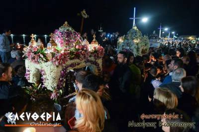 Εντυπωσιακή η συνάντηση των τριών Επιταφίων στο λιμάνι της Καλαμάτας (φωτογραφίες)