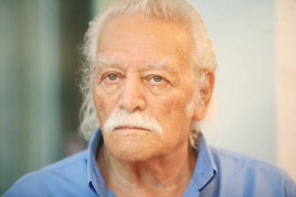 Βίντεο: Ο Γλέζος σπάει το βραχιολάκι μέσα στη γερμανική Βουλή