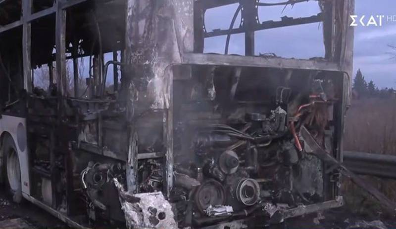 Φωτιά σε λεωφορείο στη Σίνδο – Σώοι επιβάτες και οδηγός