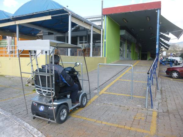 Αδιαφορούν για τις διαμαρτυρίες των αναπήρων για τις μπάρες στην Αγορά