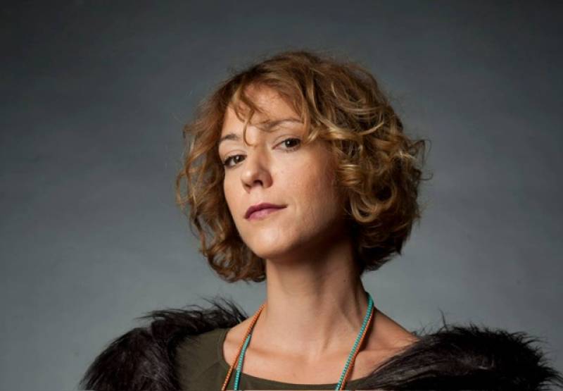 Η Ήρα Κατσούδα στην “Ε”: “Το γέλιο είναι σταθερή ανάγκη, σαν το οξυγόνο”