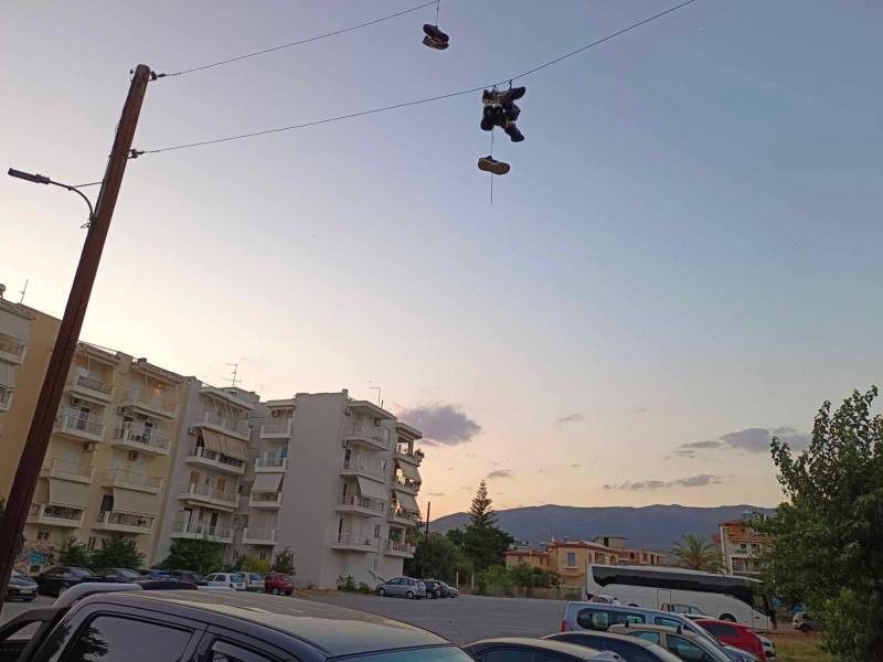 Καλαμάτα: Διαμαρτυρία κατοίκων για κρούσματα παραβατικότητας στο οικόπεδο-πάρκινγκ πλησίον της Ναυαρίνου