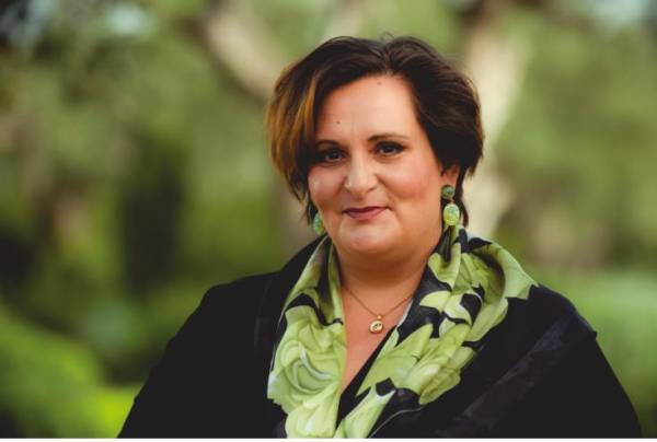 Η συγγραφέας Έλενα Γκίκα - Πετρουλάκη στην «Ε»: «Τα βιβλία είναι το αντίδοτο στη μισαλλοδοξία και τη στενομυαλιά»